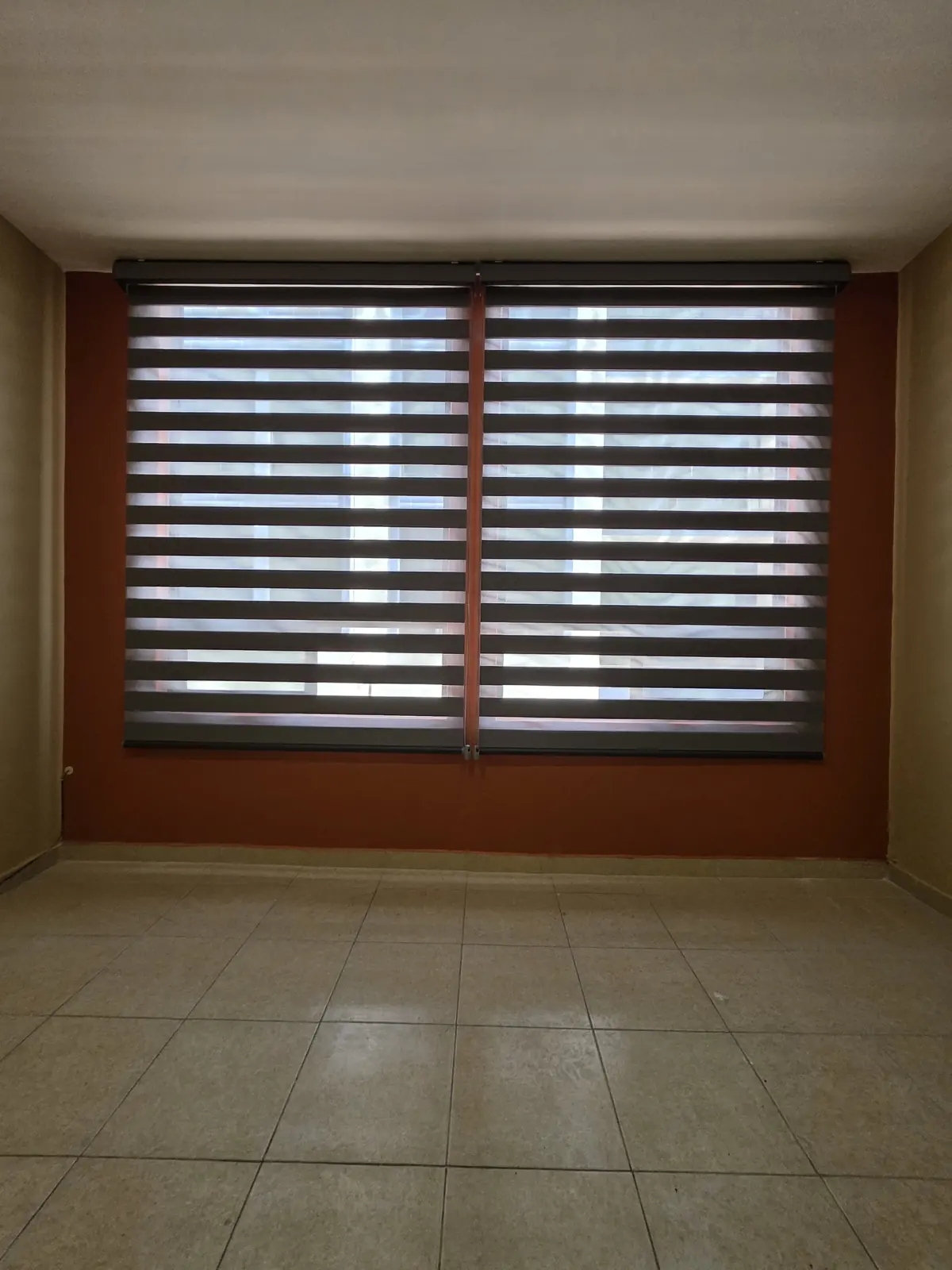 Después: la misma ventana con persiana sheer elegance