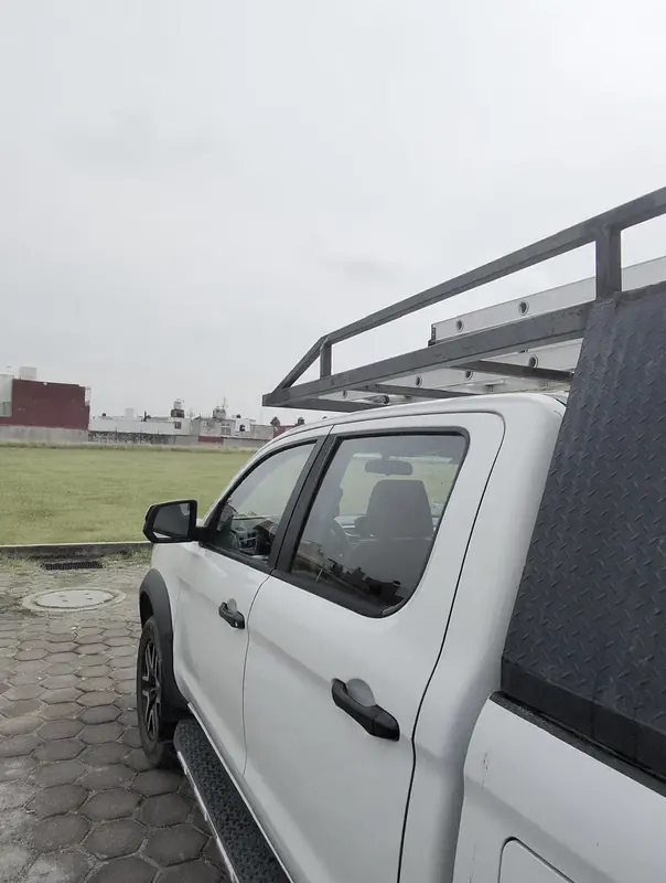 Camioneta de Style Coverings con escaleras saliendo a una instalación