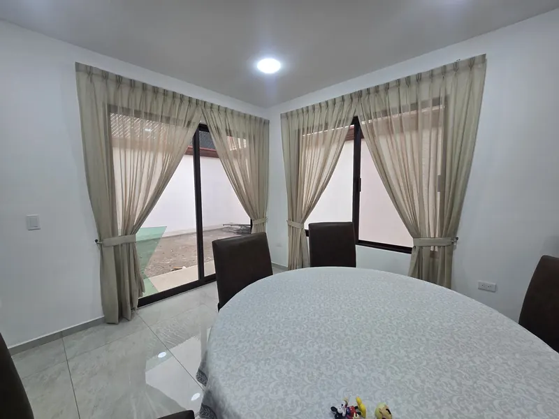 Cortinas con alzapaños en los dos ventanales de un comedor en Puebla