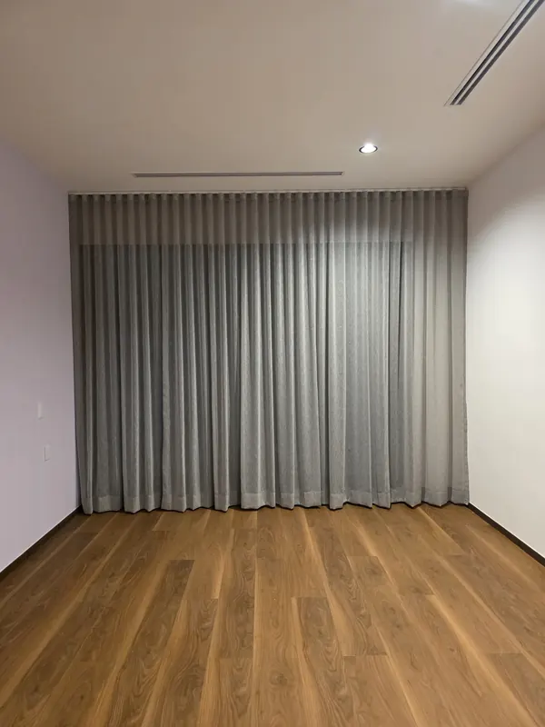 Cortina blackout gris con onda perfecta en una recámara de Puebla