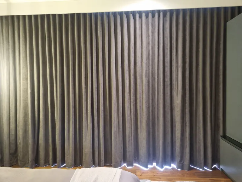 Cortinas blackout color carbón en el muro completo de una recámara en Puebla
