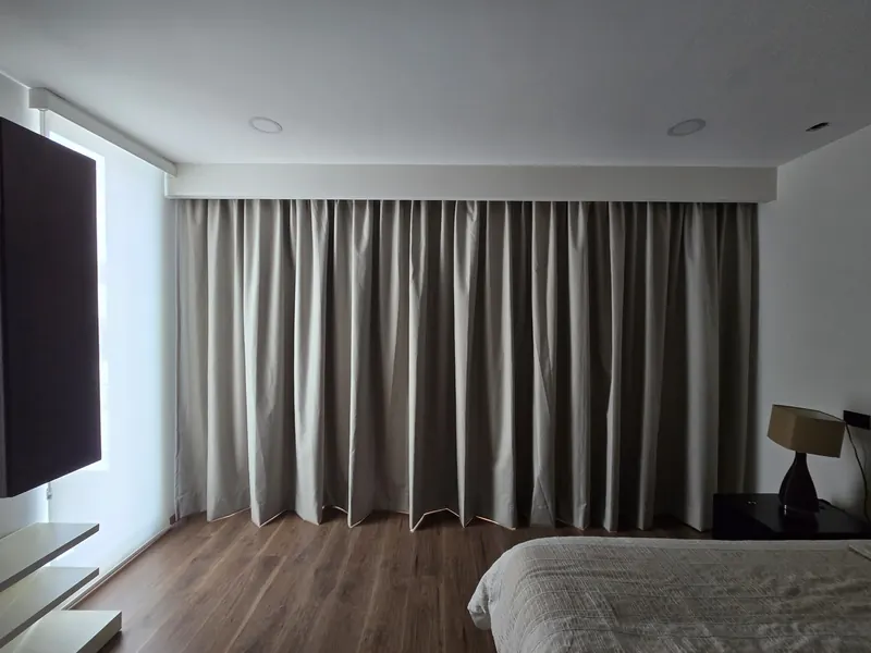 Cortinas blackout taupe en el muro completo de una recámara en Puebla