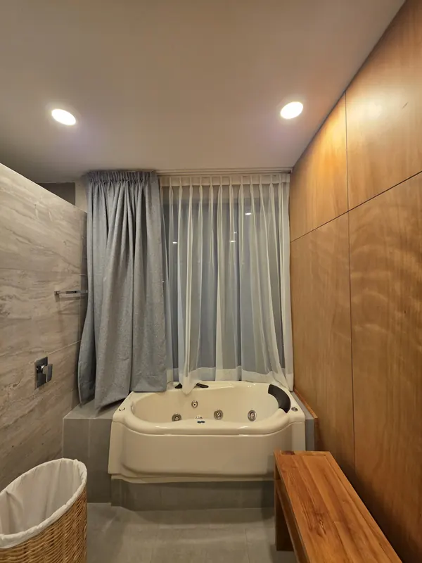 Cortina Día y Noche en un baño con jacuzzi en Puebla