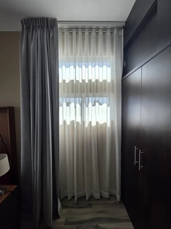 Cortina Día y Noche gris y tergal en la ventana de una recámara en Puebla