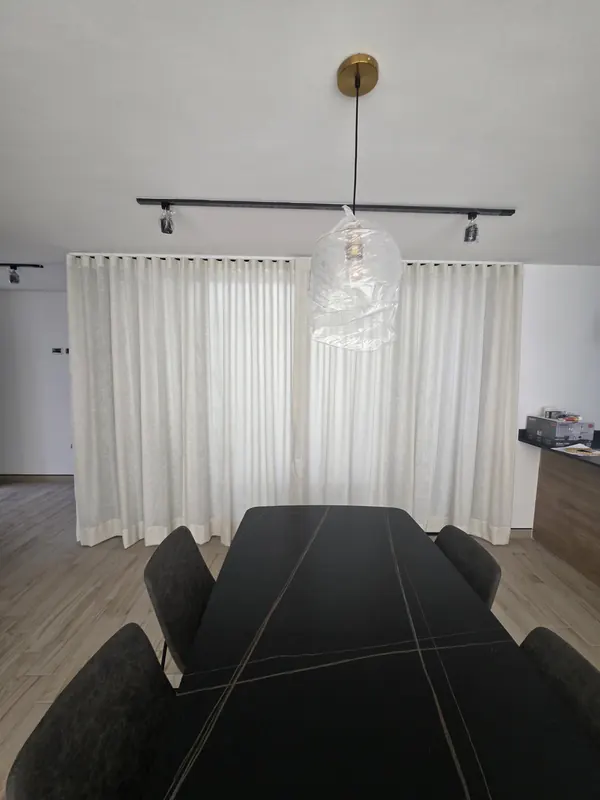 Cortina de tergal con onda perfecta en un comedor de Puebla
