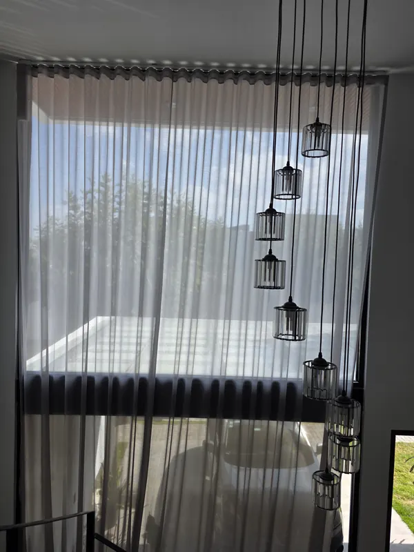 Cortinas de tergal a doble altura junto a una escalera en Puebla