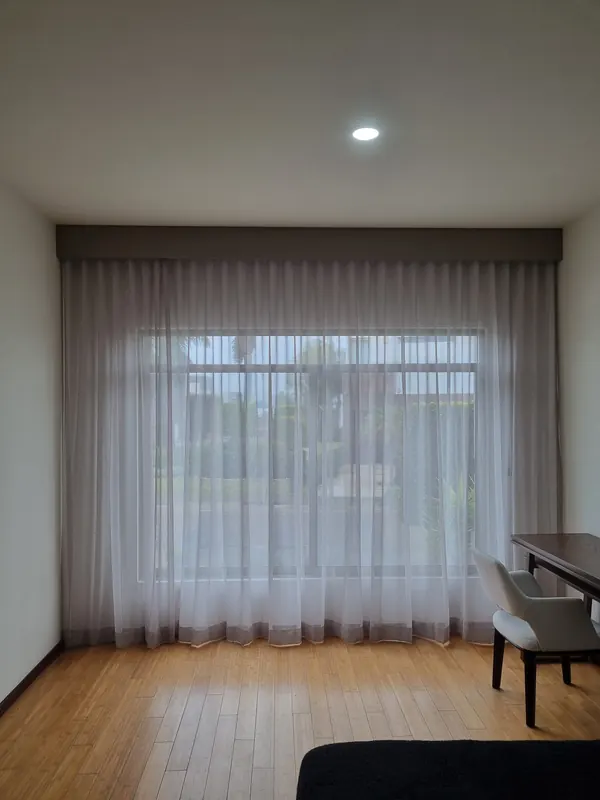 Cortina de tergal cerrada en la ventana de una recámara en Puebla