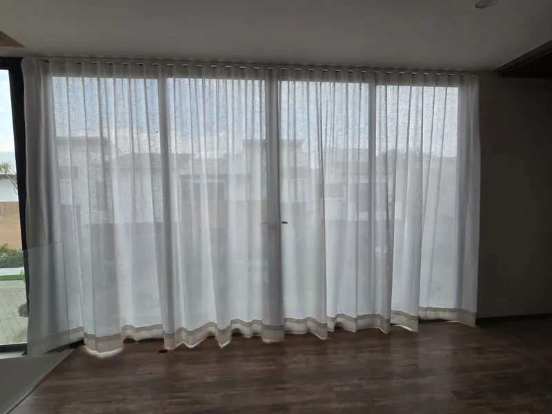 Cortinas de tergal en el muro completo de una sala en Puebla