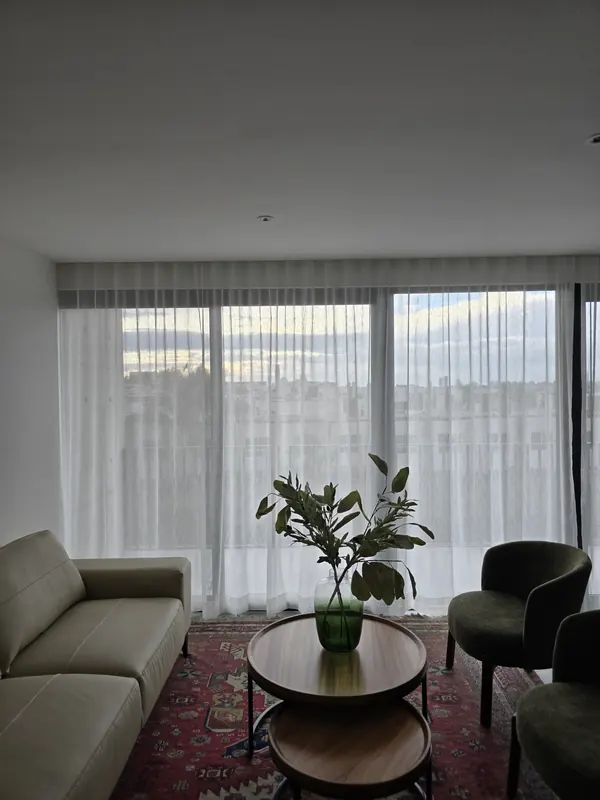 Cortina de tergal en el ventanal de una sala en Puebla