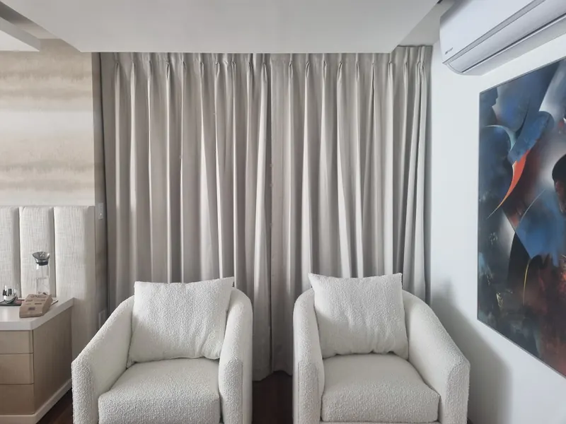 Cortinas blackout gris claro en una sala con sillones en Puebla