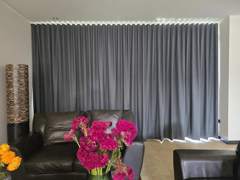 Cortinas para sala blackout en gris oxford en una casa de Puebla