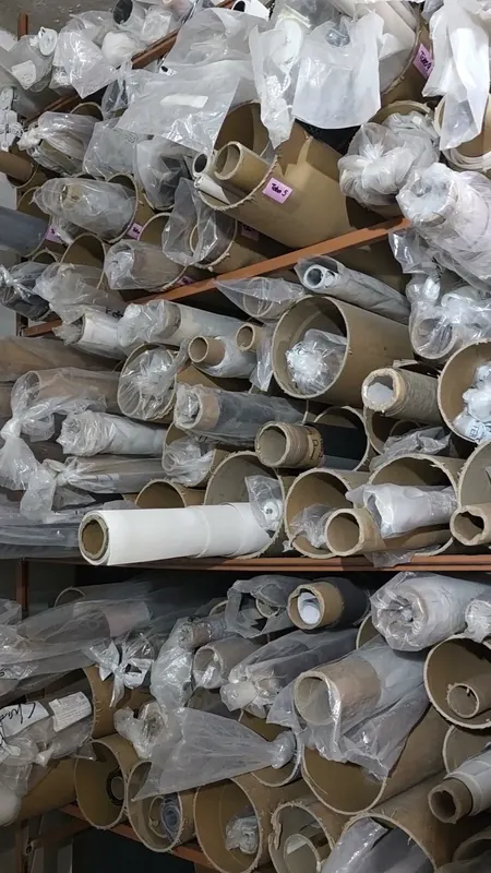 Almacén de rollos de tela para persianas en la fábrica de Style Coverings en Puebla