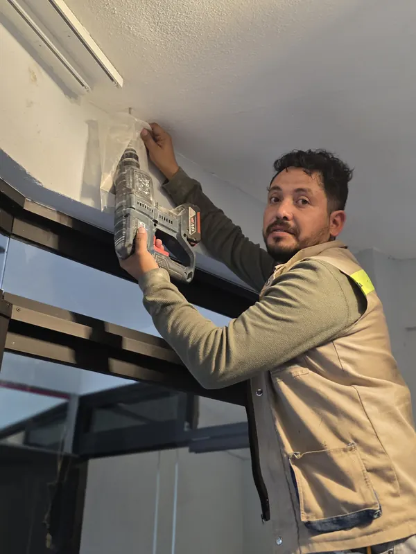 Instalador de Style Coverings fijando una persiana con taladro