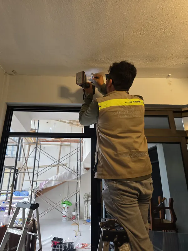 Instalador de Style Coverings fijando el riel de una cortina en Puebla