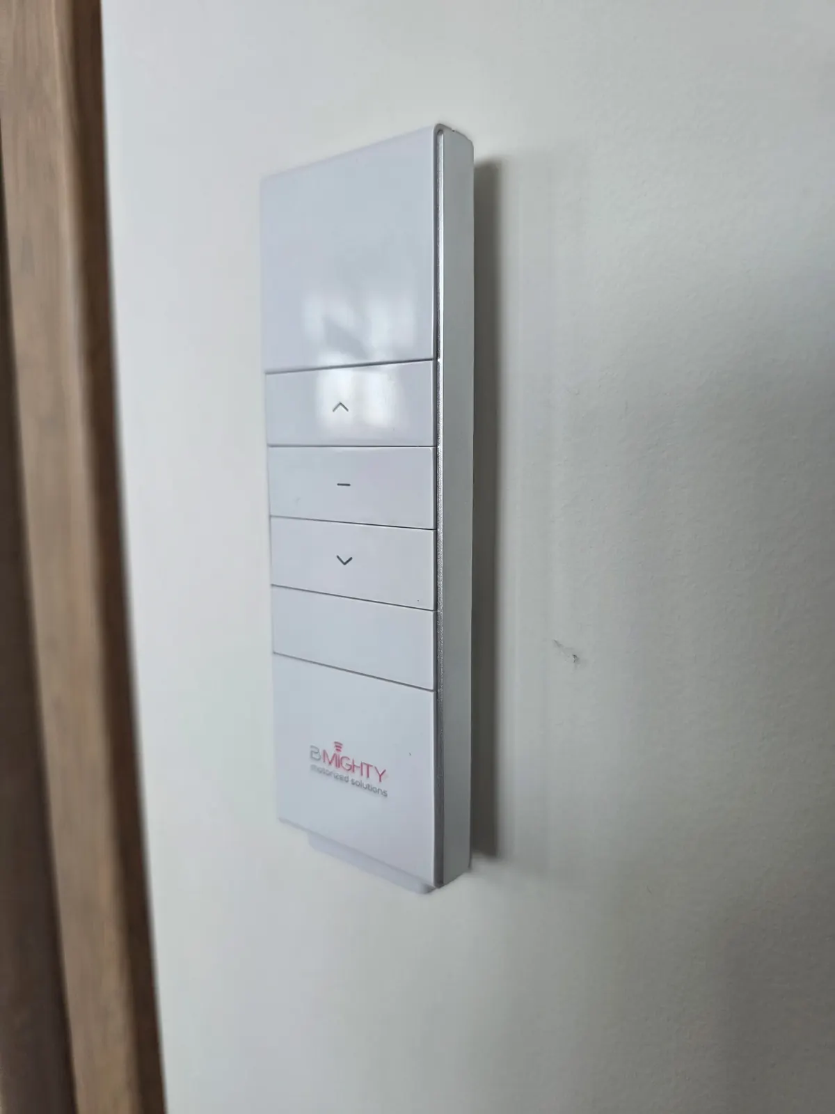 Control de pared para persianas motorizadas instalado por Style Coverings en Puebla