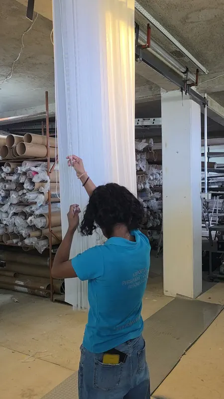 Persiana vertical armada y colgada para revisión en el taller de Style Coverings en Puebla