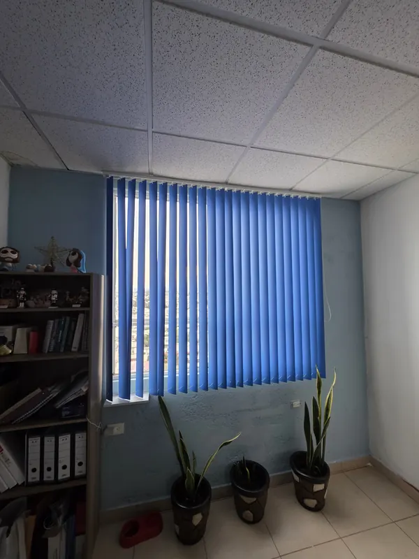 Persiana vertical de PVC azul en una oficina de Puebla