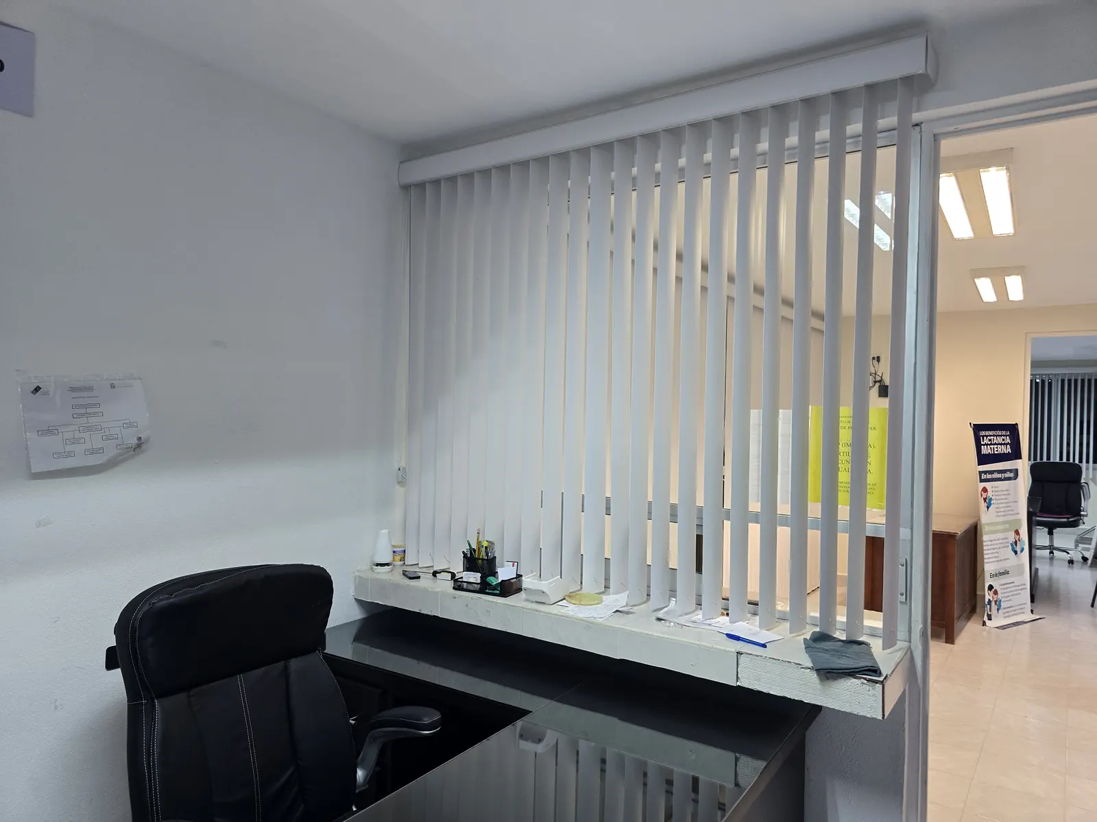 Persianas verticales de PVC instaladas por Style Coverings en oficinas de Puebla