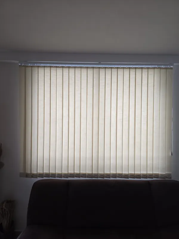 Persiana vertical de tela cerrada en la ventana de una sala en Puebla