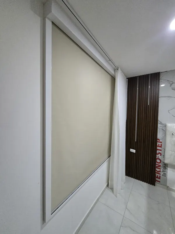 Persiana blackout y cortina lateral en una recámara de Puebla