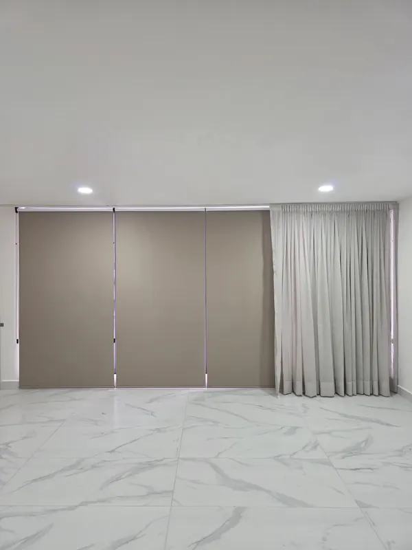 Persianas enrollables y cortina de tergal en el muro completo de una sala en Puebla