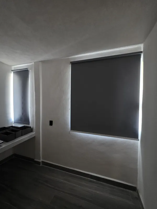 Persiana blackout gris oxford en una recámara de Puebla