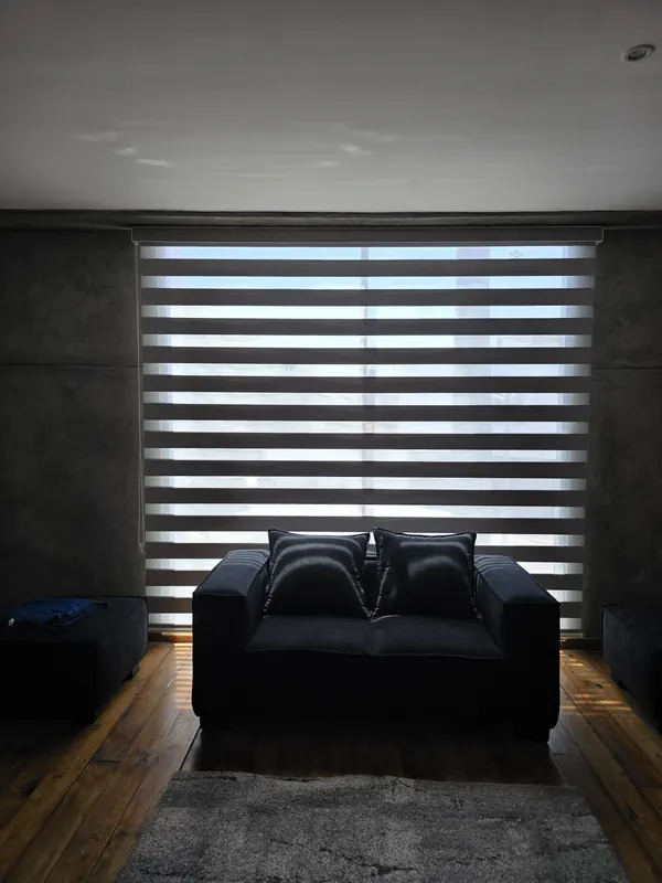 Persiana Sheer Elegance en una sala de Puebla