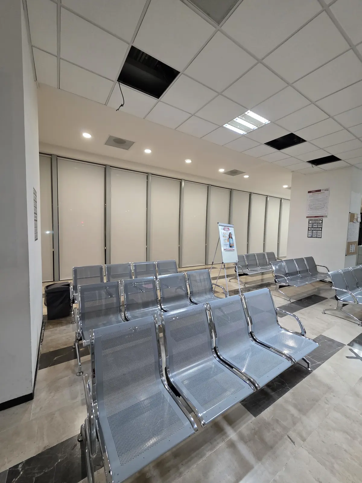 Sala de espera de una clínica con persianas de malla solar
