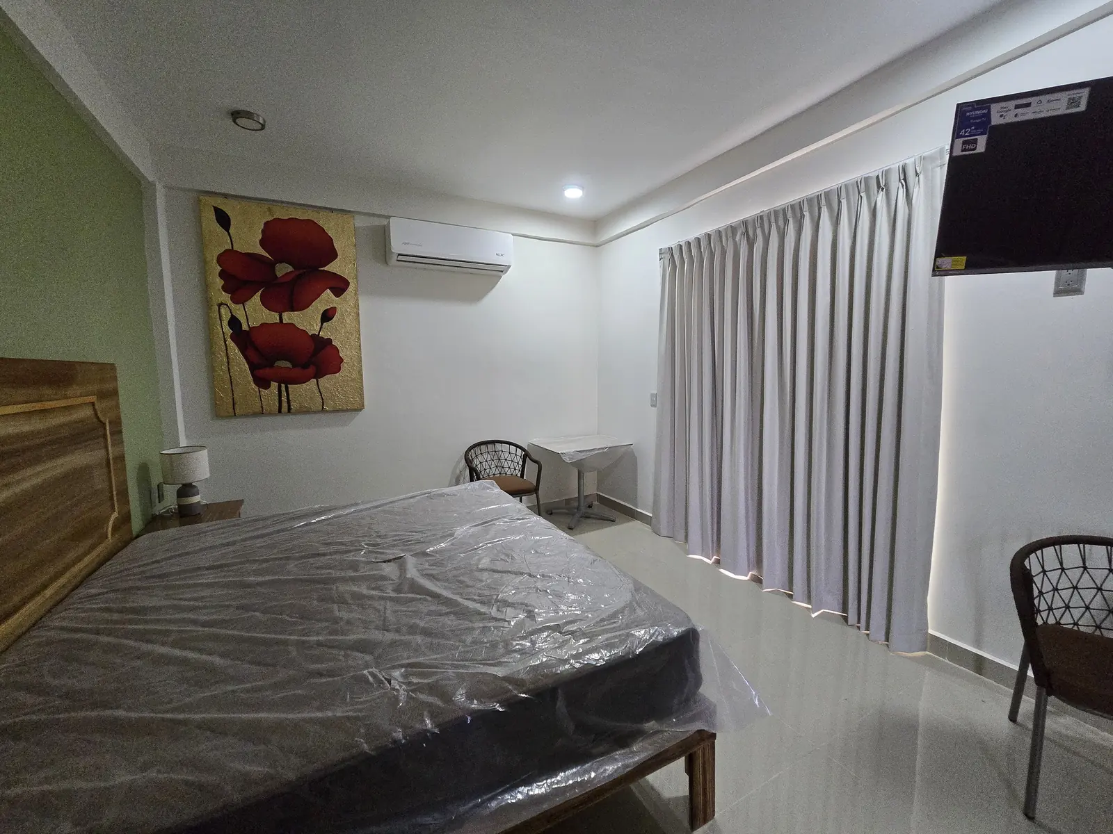 Habitación de hotel con cortinas blackout de tela recién instaladas