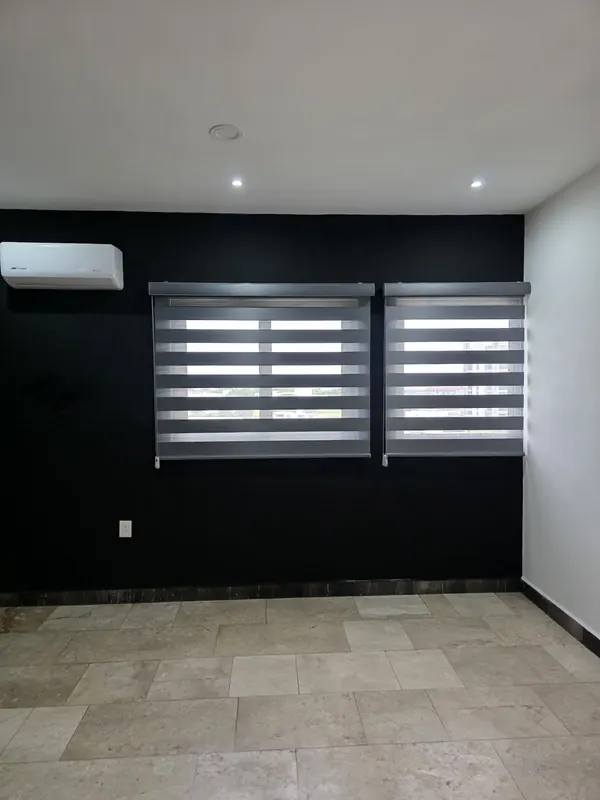 Recámara en Boca del Río con dos persianas Sheer Elegance sobre muro negro