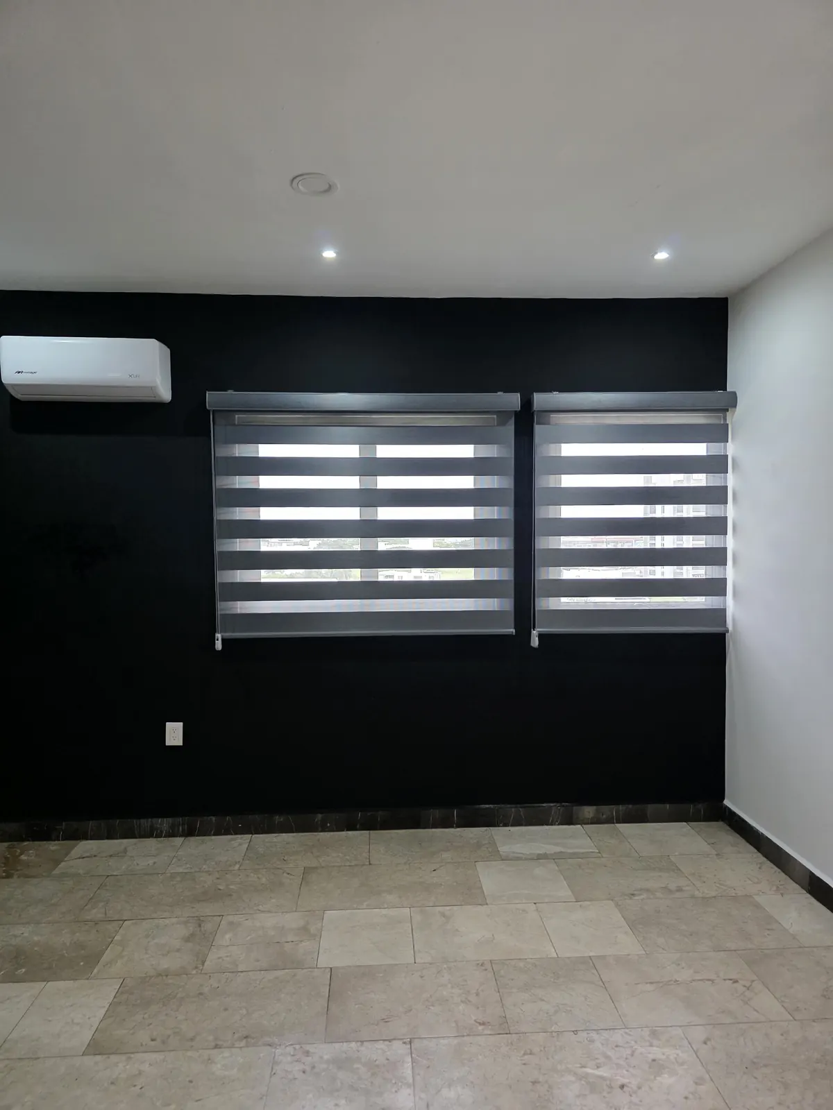 Recámara en Boca del Río con dos persianas Sheer Elegance sobre muro negro