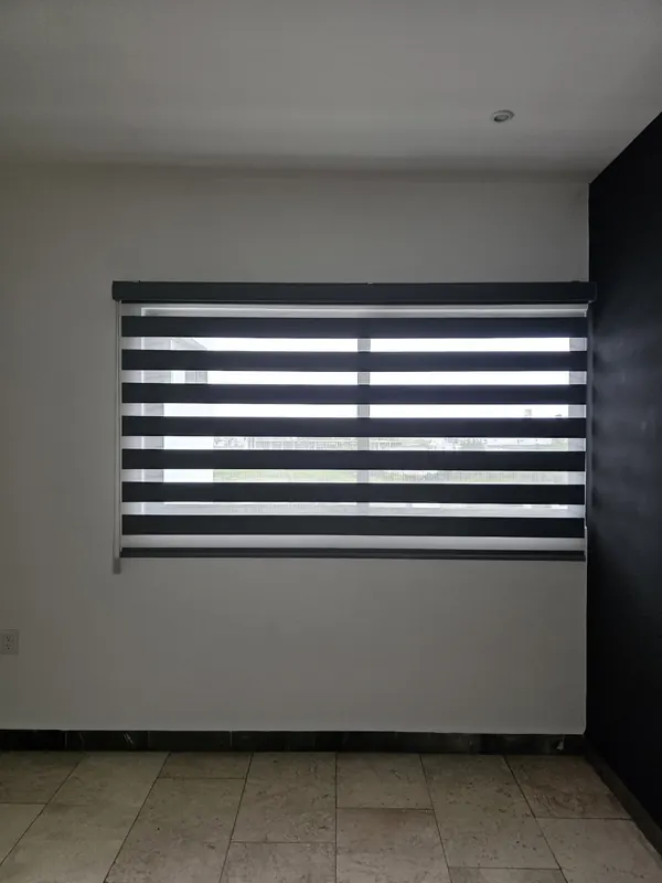 Persiana Sheer Elegance gris en una recámara de Boca del Río
