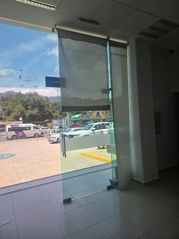 Acceso de cristal del Centro Integral de Servicios de Tlatlauquitepec con enrollable screen