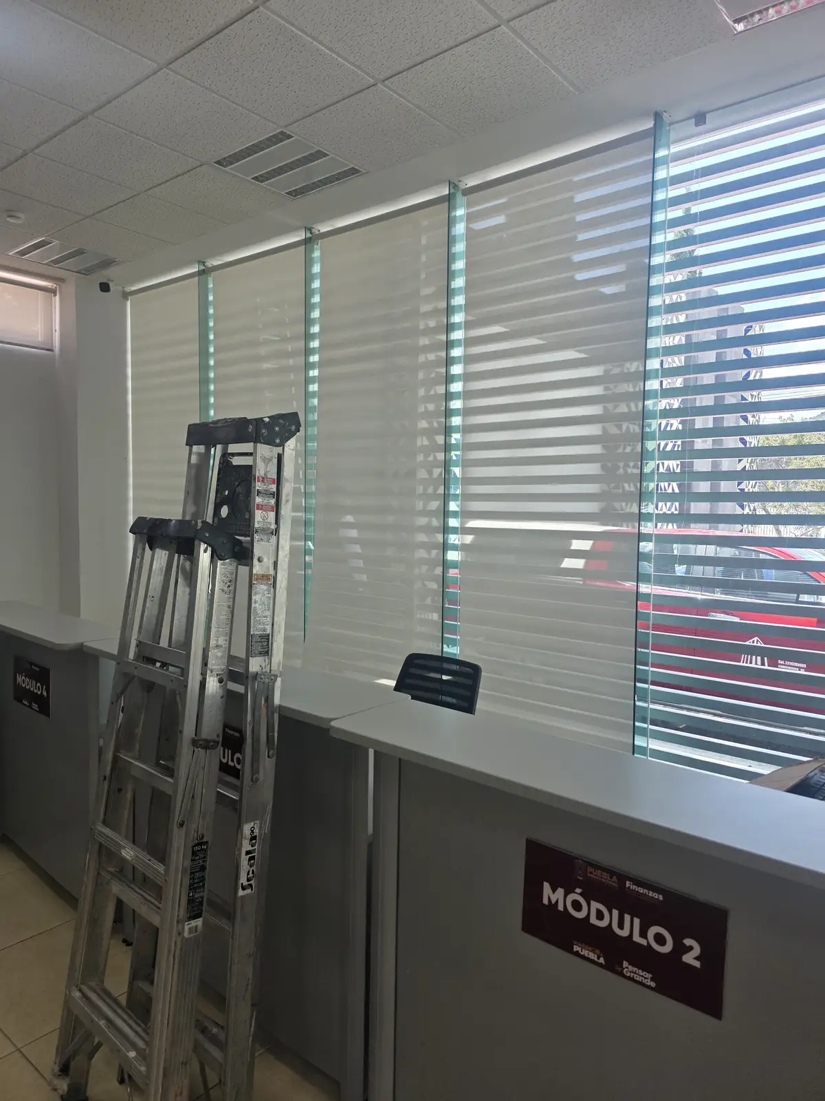 Módulos de atención del Centro Integral de Servicios de Tlatlauquitepec con persianas Sheer Elegance