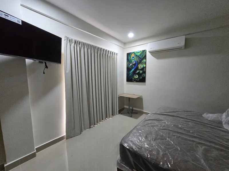 Habitación de hotel con cortina blackout de tela de Style Coverings