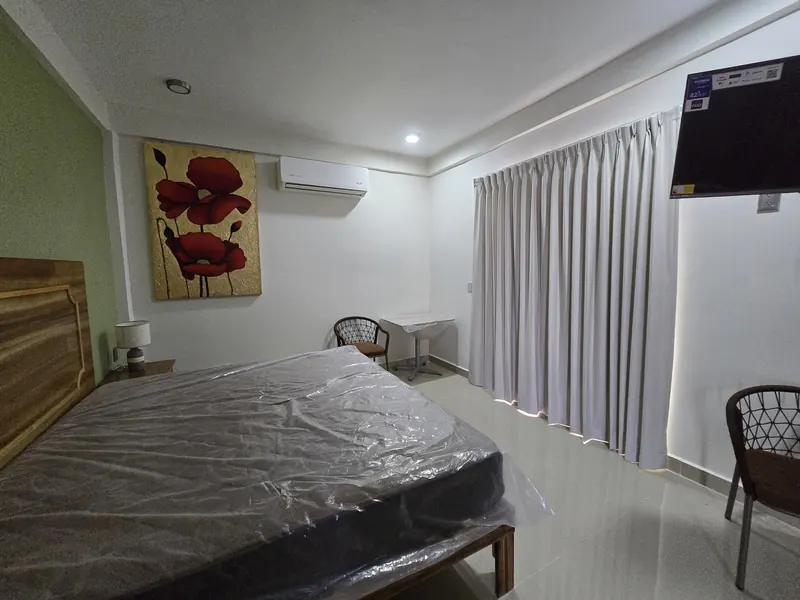 Habitación doble de hotel con cortinas blackout de tela instaladas por Style Coverings