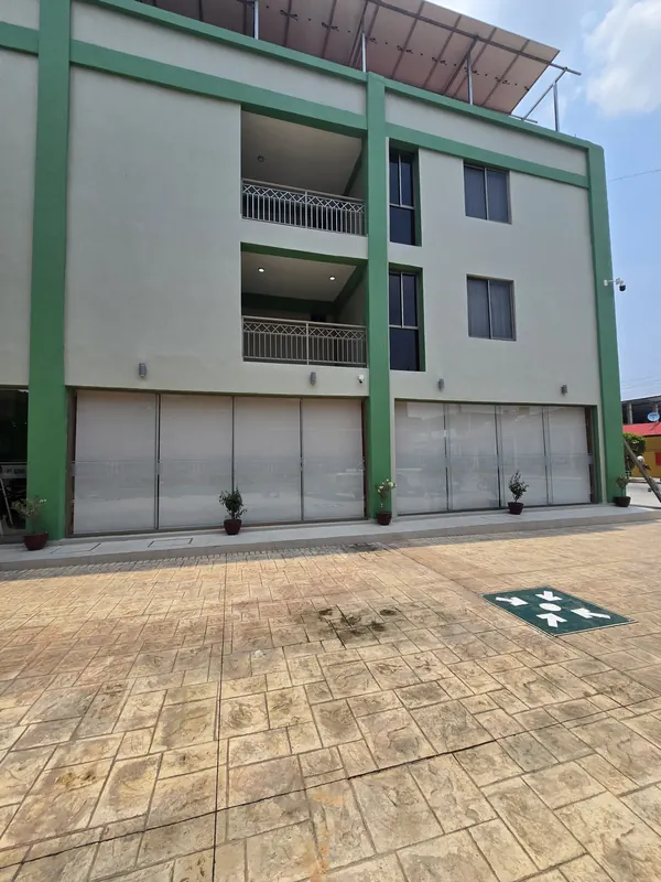 Edificio comercial con malla solar en la planta baja instalada por Style Coverings