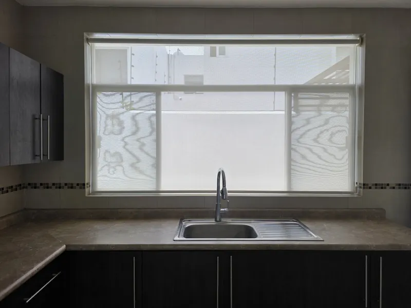 Persiana screen en la ventana de la cocina de una casa en Lomas