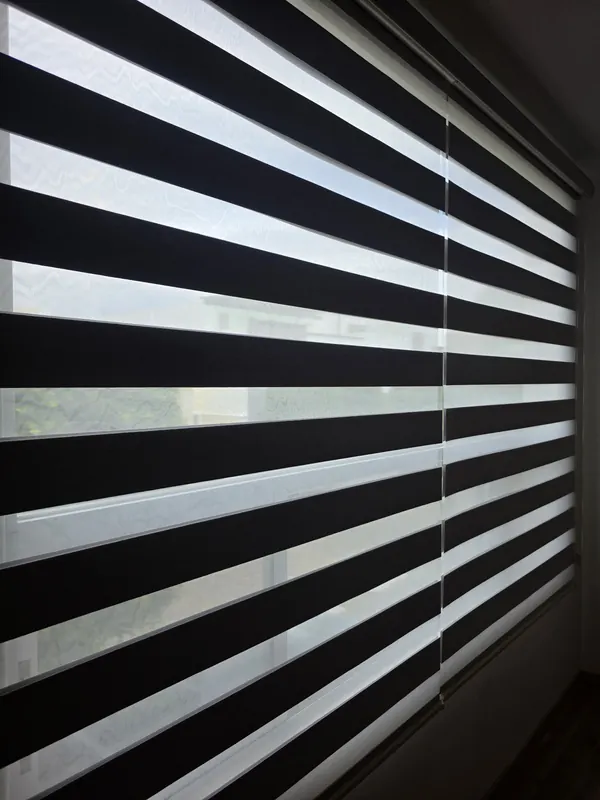 Detalle de las franjas de una persiana Sheer Elegance en una casa en Lomas