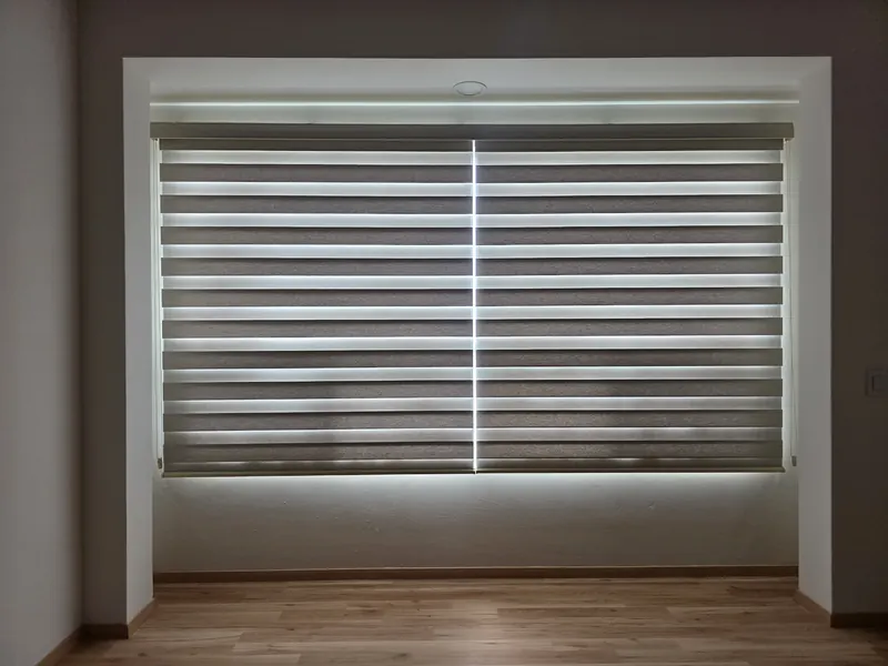 Ventanal con nicho y persiana Sheer Elegance en una casa en Lomas
