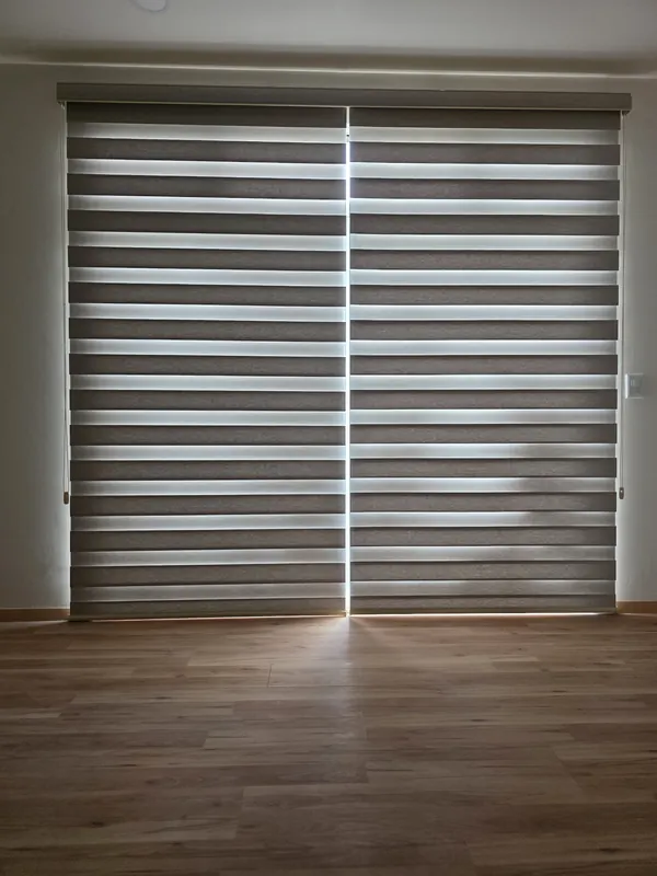 Estancia de una casa nueva en Lomas con persiana Sheer Elegance de dos paños
