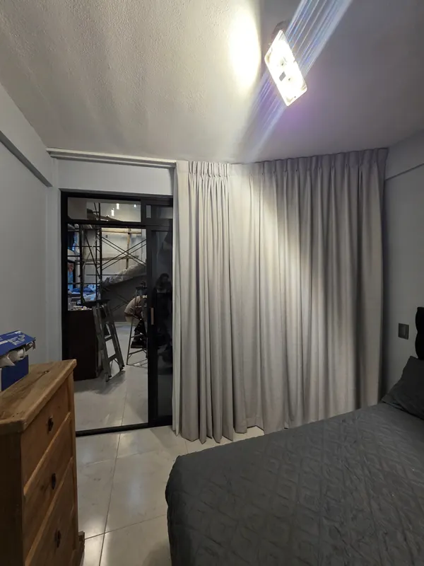 Recámara con cortinas blackout y tergal en una residencia de Nuevo Necaxa