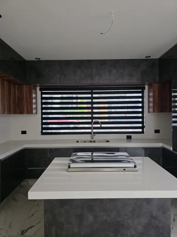 Persiana Sheer Elegance en la ventana sobre la tarja de una cocina en Puebla