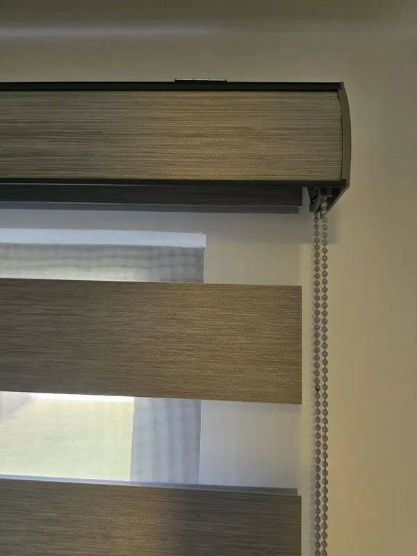 Cabezal de una persiana Sheer Elegance con sus franjas sólidas y de tul, fabricada en Puebla