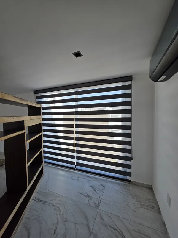 Persiana Sheer Elegance sobre una puerta corrediza de una casa en Puebla