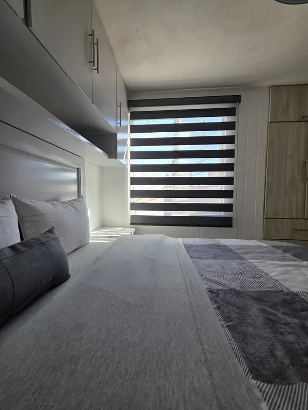 Persiana Sheer Elegance en la ventana de una recámara en Puebla