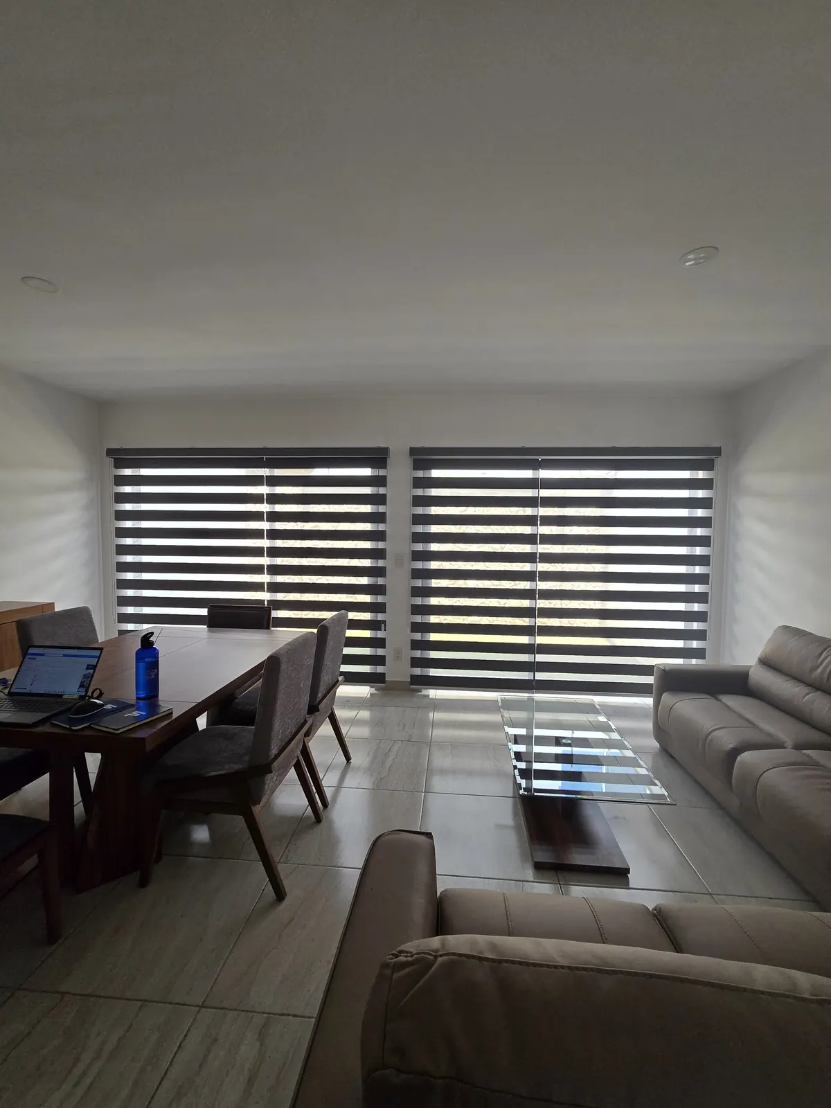 Persianas Sheer Elegance en los dos ventanales de una sala-comedor en Puebla