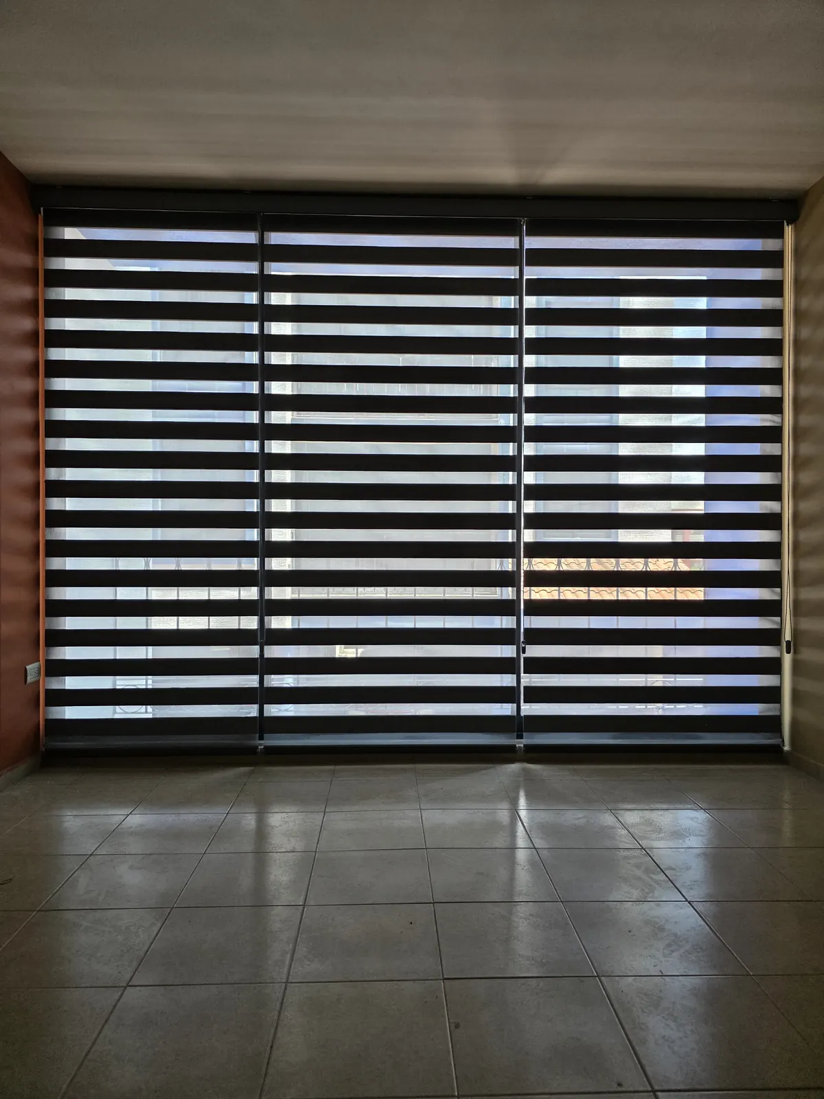 Persiana Sheer Elegance de tres paños en un ventanal de una casa en Puebla