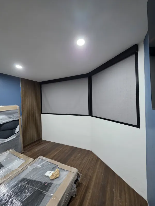 Sistema Fit en una esquina con dos ventanas en un estudio de Puebla