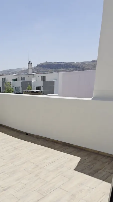 Azotea al sol de una casa en Puebla donde se simula un toldo retráctil Sunset